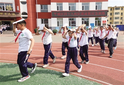 图为5月9日，平城区49校师生开展防震疏散应急演练活动现场。韩堃摄