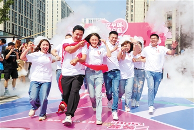 图为参加集体婚礼的新人们手牵着手向幸福奔跑。韩堃摄
