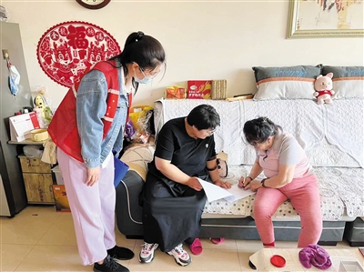 评估小组深入残疾人家庭进行摸底调查。张志忠摄
