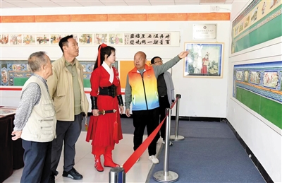 炕围画展吸引了不少参观者。于宏摄
