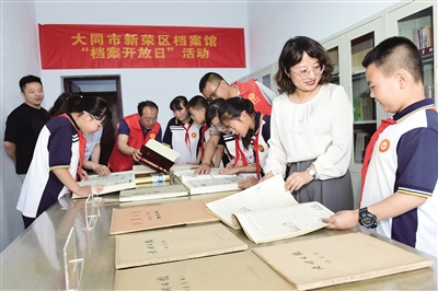 图为新荣区第二小学学生走进档案馆，了解档案的功能和作用。于宏摄