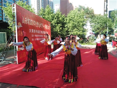 图为送戏下乡惠民演出现场。邸东芳摄