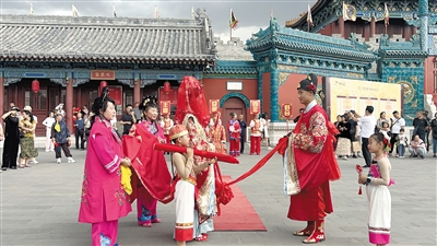 图为代王府传统婚俗情景演绎现场。平城区委宣传部提供
