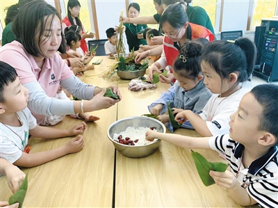 社区居民包粽子过端午。邸东芳摄