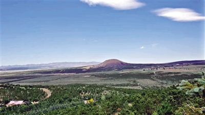 上图为大同火山群国家地质公园景观。左图为蓝天映衬下的大同火山群。于宏摄