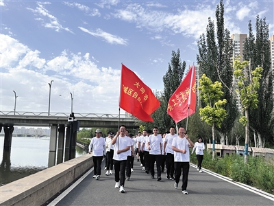 图为健步走活动现场。郑林摄