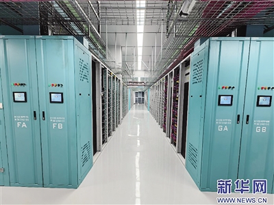 图为位于山西省大同市阳高县的中联绿色大数据产业基地内，多座数据中心服务器在高速运行。