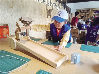 位于大同古城东南邑广府角的“灵丘院”中，众多特色非遗文创产品吸引市民游客前来参观体验。于宏摄