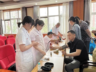 图为医务人员为社区居民义诊。邸东芳摄