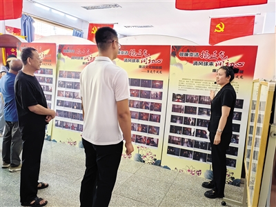 社区党员干部、居民纷纷前来观展。于宏摄