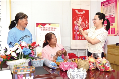 上图为高芳（右）和村里的绣娘探讨如何创新刺绣技艺。下图为三屯乡黄家村手工绣坊展示的部分刺绣产品。于宏摄