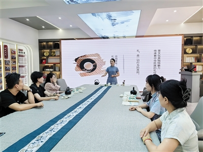 图为社区居民在夜校上茶艺课。丁亚琴摄