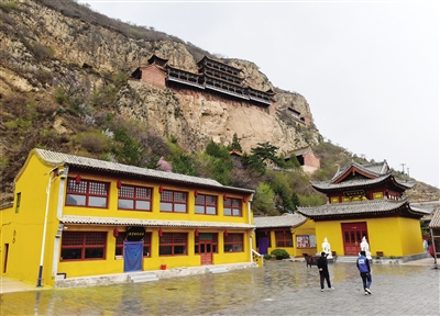 石窟寺依山而建，悬“挂”于崖壁上，布局严谨、做工巧妙。于宏摄