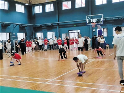 图为趣味运动会现场。段雨萌摄