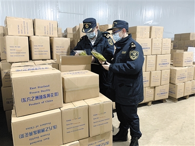 图为大同海关查验关员在冷库对速冻黄花实施出口前检查。张世敬摄 图为大同海关查验关员在冷库对速冻黄花实施出口前检查。张世敬摄