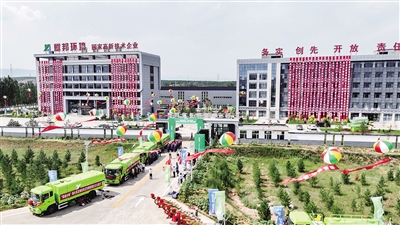 图为山西耀邦环境装备工程有限公司生产的绿色环卫车下线。纪元元摄