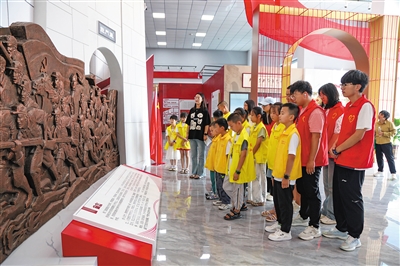 图为小学生在拒门堡红色革命教育基地纪念馆研学。韩堃摄