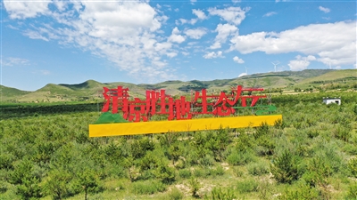 图为蓝天白云映衬下，清凉胜地左云散发着古朴厚重、生态宜居的独特魅力。于宏摄