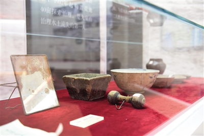 ①阳高县大泉山水土保持展览馆。②游客在大泉山水土保持展览馆参观、学习。③游客在大泉山水土保持展览馆重温新中国水土保持起源、演变、发展的历史。④大泉山水土保持展览馆内的雕塑。⑤阳高县大泉山水土保持展览馆馆藏文物。于宏摄