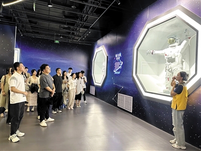高校学子参观梦太空嘉年华。孙露摄