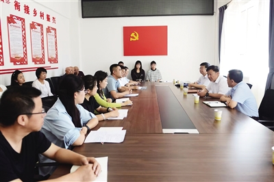 图为在思源社区，市委宣讲团与社区党员干部面对面交流，宣讲党的二十届三中全会精神。郝雨摄