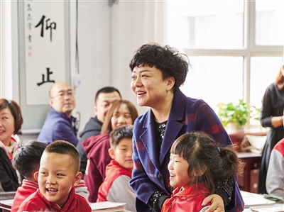 田华与她的学生在一起满脸幸福。戎禹仁摄
