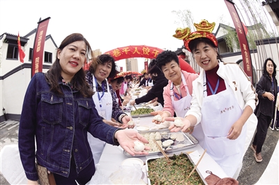 图为社区千人饺子宴活动现场。于宏摄
