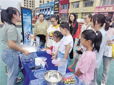 “幸福集市”现场，小朋友们积极参与。于宏摄