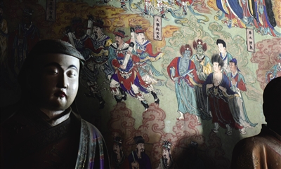 东西墙壁壁画人物众多,形态各异。 东西墙壁壁画人物众多,形态各异。