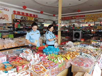 图为，市场监管人员对振华货栈、康园果蔬市场开展集中专项检查。张志忠摄