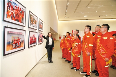 图为环卫工人参观环卫历史变迁陈列展。韩堃摄