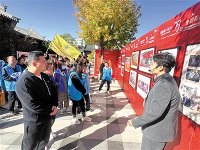 图为庆祝中华人民共和国成立75周年专题画展参观现场。段雨萌摄