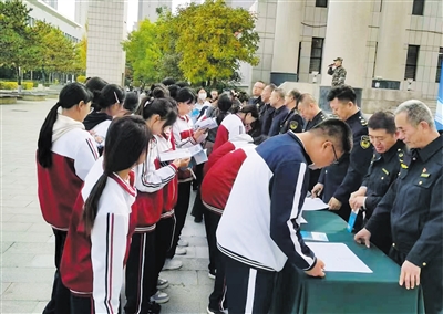 市场监管人员深入校园开展宣传活动。邸东芳摄