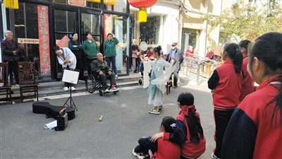 图为平城区39校学生为老人们表演节目。图片由校方提供