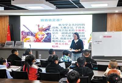 教师正在给学生讲解人物外貌描写的方法。韩堃摄