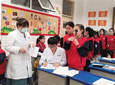 眼科医疗机构为学生进行视力检查。戎禹仁摄