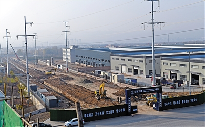图为新荣经济技术开发区花园屯新材料产业园配套道路施工项目。苑捷摄