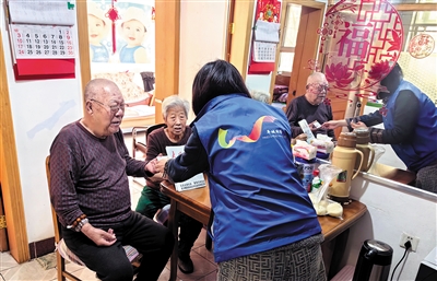 社区网格员上门为高龄老人提供照片采集服务。孙露摄