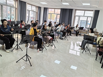 图为平城区老年大学二胡班课堂教学。段雨萌摄 图为平城区老年大学二胡班课堂教学。段雨萌摄