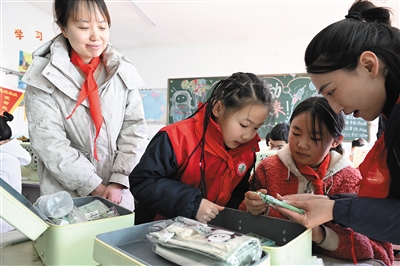 12月3日，市就业创业服务中心的工作人员与爱心企业代表，前往阳高县罗文皂镇平山堡小学和天镇县天城初级中学，把精心准备的学习用品和图书送到两所学校的孩子们手中。张占兵摄