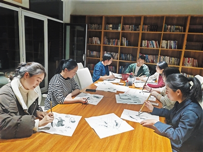 图为迎宾路社区夜校的国画课堂。段雨萌摄