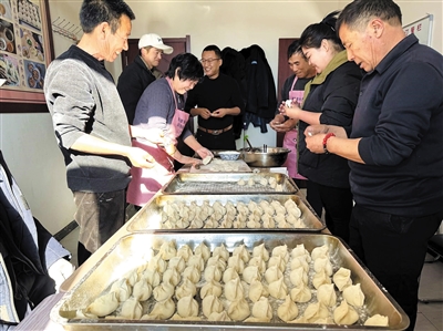 12月21日，广灵县斗泉乡组织开展“温情过冬至幸福包饺子”助餐送温暖主题活动。苑捷摄