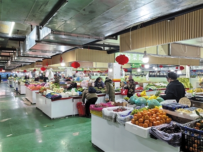 便民市场内商品琳琅满目。邸东芳摄 便民市场内商品琳琅满目。邸东芳摄