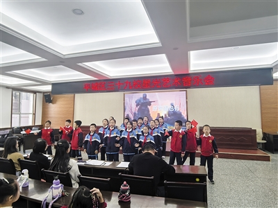 音乐会上，学生合唱《中华少年》。丁亚琴摄