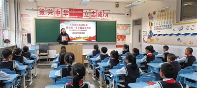 图为平城区司法局法治副校长向同学们讲解宪法知识。丁亚琴摄