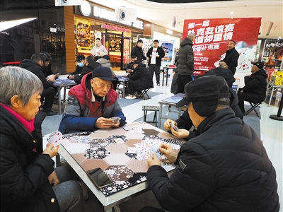 图为“暖心家园”社区扑克赛现场。高燕摄