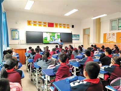 图为平城区46校举行主题班会。丁亚琴摄