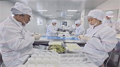 近日正式投产运营的年产2000吨的“英盈”玻璃蒸饺生产项目，是左云经开区入驻的首家大型速冻食品加工企业。苑捷摄