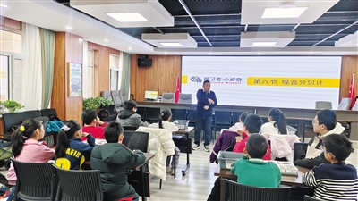 科普老师正在为孩子们讲解噪音分贝计。韩堃摄 科普老师正在为孩子们讲解噪音分贝计。韩堃摄