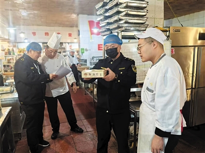 市场监管人员进行食品安全检查。张志忠摄